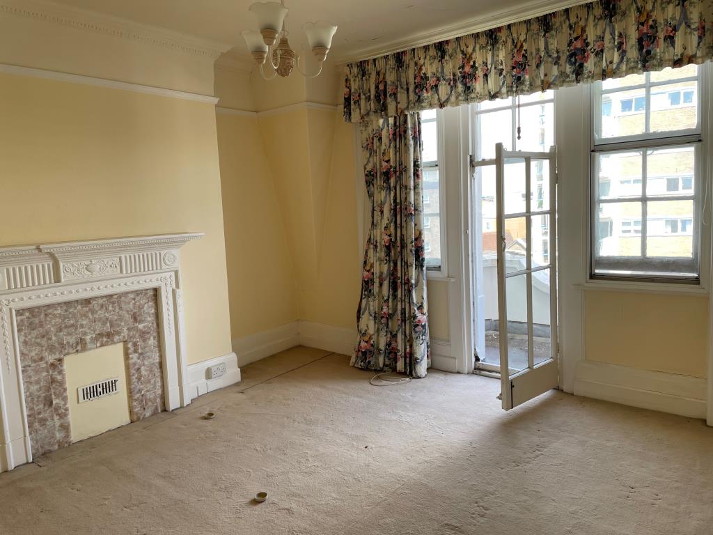 Lot: 96 - SPACIOUS MANSION FLAT IN TOWN CENTRE - main bedroom with sun balcony